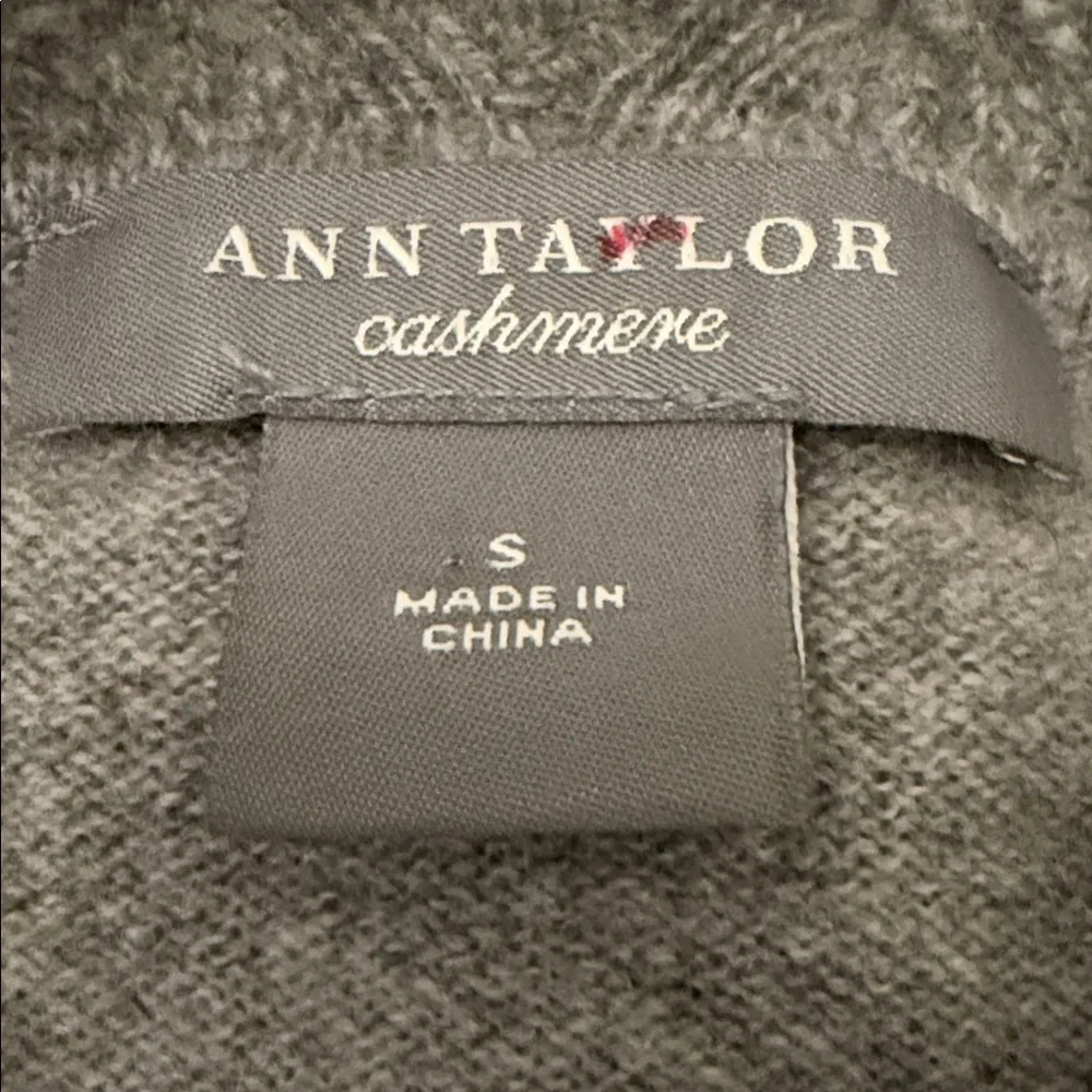 Ann Taylor Cashmere Gray V-Neck Sweater Scalloped Trim Small